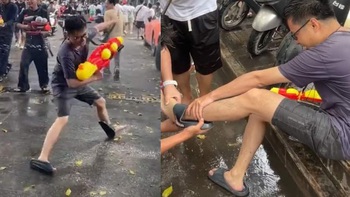 Chàng trai quê một cục khi dép tuột lên cổ chân
