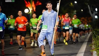 Muôn kiểu cosplay của runner trên đường chạy marathon
