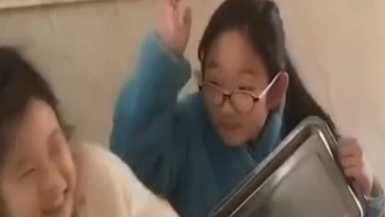 Hai chị em tấu hài dễ thương