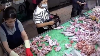 Người phụ nữ trộm đùi gà ở chợ bị bắt quả tang