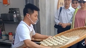 Du khách mắt chữ A miệng chữ O khi xem chàng trai sàng bánh