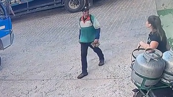 Chàng trai đi bộ suýt ngã vì mải ngắm người đẹp