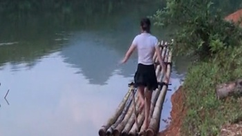 Cô gái ngã xuống sông khi trổ tài 'lăng ba vi bộ'