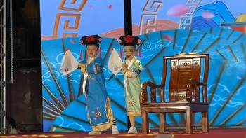 Cười sảng với hai bé trai hóa trang tiểu cách cách