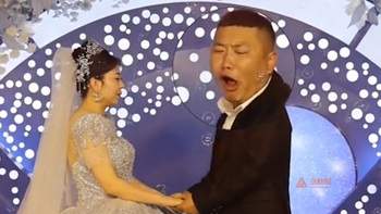 Chú rể tấu hài khi cụng ly uống rượu giao bôi với cô dâu
