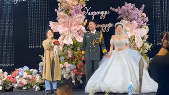 Phì cười với màn phát biểu của đại diện hội bạn thân cô dâu