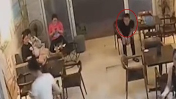 Thanh niên ngã chổng vó vì mải ngắm gái xinh