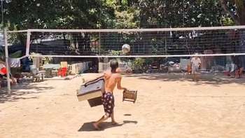 Người đàn ông ôm ghế sofa chơi bóng chuyền một tay