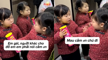 Bé gái dạy em như bà cụ non khi nhận đồ của người lạ