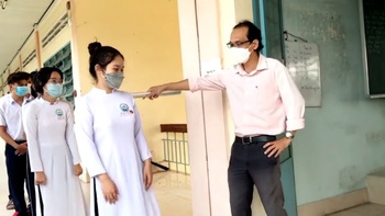 Cách kiểm tra miệng khiến học trò khóc thét