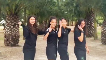 Huỳnh Như ‘quẩy’ cùng đồng đội Lank FC trước khi về Việt Nam