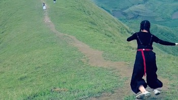 Cô gái ngã sau cú vấp chân chạy dài hàng chục mét
