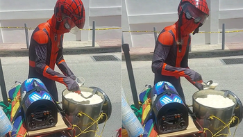 Spiderman chạy xe máy bán tàu hủ dạo