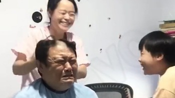 Chồng méo mặt vì vợ lỡ tay ủi trắng khi cắt tóc tại gia