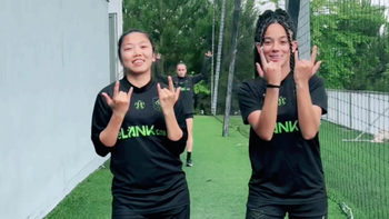 Huỳnh Như 'quẩy' nhạc trước trận cuối ở Lank FC