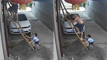 Bé trai quyết giữ chiếc thang gãy giúp bố bước xuống đất an toàn