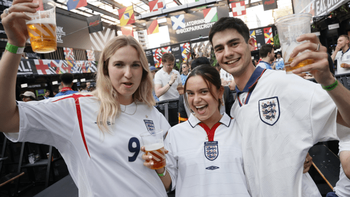 CĐV Anh chi 800 triệu bảng mua bia và pizza cho trận chung kết Euro 2024