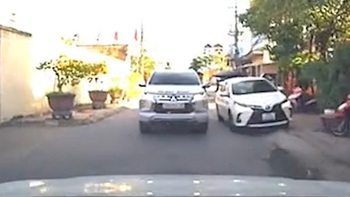 Tài xế lùi ô tô 'quá nhanh quá nguy hiểm'