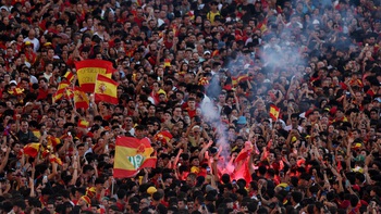 Hình ảnh biển người ở Madrid chào đón tuyển Tây Ban Nha diễu hành