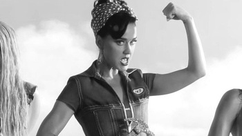 Katy Perry hoảng sợ khi Woman's world nhận phản ứng trái chiều