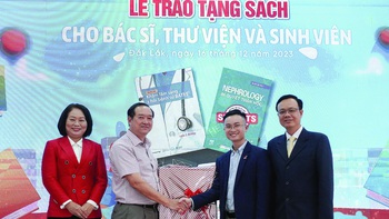 Khoác áo blouse, làm nghề chuyển ngữ