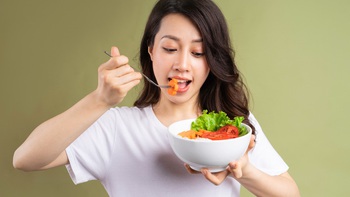 Lá gì nấu canh thì độc, ăn sống thì tốt?