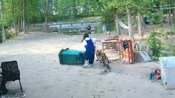 Cô gái tông tứ phía khi tập đi xe đạp điện