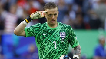 Thủ môn Pickford giúp tuyển Anh chiến thắng nhờ 'phao' trên bình nước