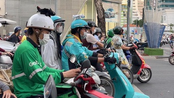 Ảnh vui 8-7: Đang đi làm mà gặp 'nửa kia'