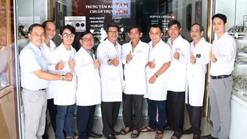 Người đàn ông ‘nhìn thời gian’ bằng chiếc kính lúp