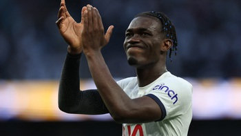 Sao Tottenham bị đình chỉ vì hít bóng cười