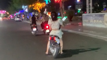 Cô gái đi xe đạp điện kiểu độc lạ khi bị vênh bánh