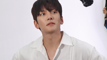 Ji Chang Wook 'não cá vàng' khi ký tặng fan