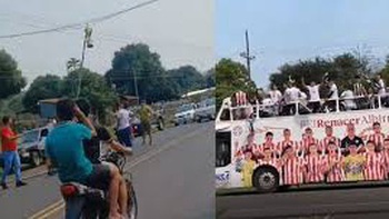 Đội bóng Paraguay diễu hành mừng vô địch làm cháy đường dây điện