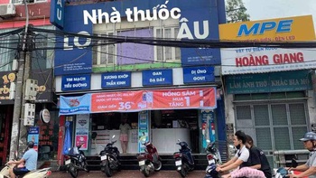 Ảnh vui 10-9: Cơn gió thổi bay bảng hiệu tạo chữ 'lo âu'