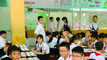 Bữa ăn bán trú ở trường: Khi nhà giáo phải lo chuyện ăn uống