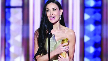 Demi Moore: "Vũ trụ nói với tôi rằng, cô chưa xong đâu!"