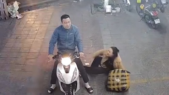 Chồng cố nhịn cười khi thấy vợ xuống xe tiếp đất bằng mông