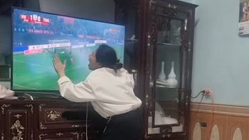 Màn ăn mừng Xuân Son ghi bàn suýt vỡ tivi