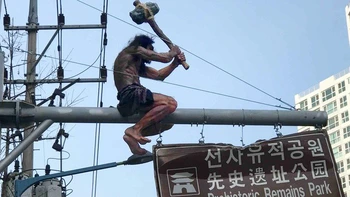 Dựng tượng 'người tiền sử' trên cột điện để chỉ đường