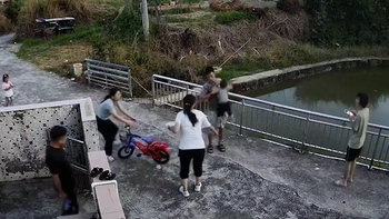 Màn phản xạ xuất thần cứu bé trai thoát nạn trong gang tấc