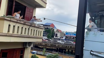 Tình làng nghĩa xóm trong ngày mưa lũ