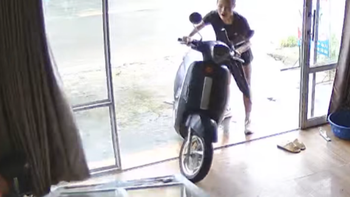 Pha dắt xe máy vào nhà của vợ khiến chồng 'khóc thét'