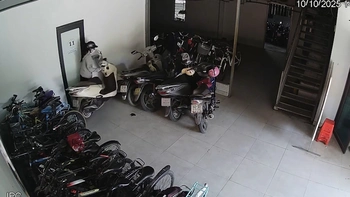 Cô gái vật vã 5 phút mới lấy xe máy ra ngoài