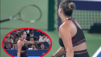 Aryna Sabalenka ném vợt xả giận suýt trúng ball kid