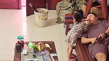 Con gái rượu có pha xử lý cực dễ thương khi làm vỡ bát