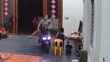 Chồng hú hồn chim én khi thấy vợ dắt xe máy vào nhà một nốt nhạc