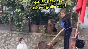 Cô gái bức xúc khi vừa thả cá phóng sinh xuống hồ thì bị cụ bà vớt