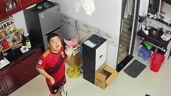 Thanh niên thử vợt mới mua và cái kết