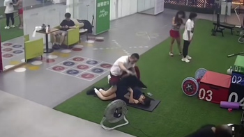 Cô gái nằm ngủ được vài giấc khi đi tập gym